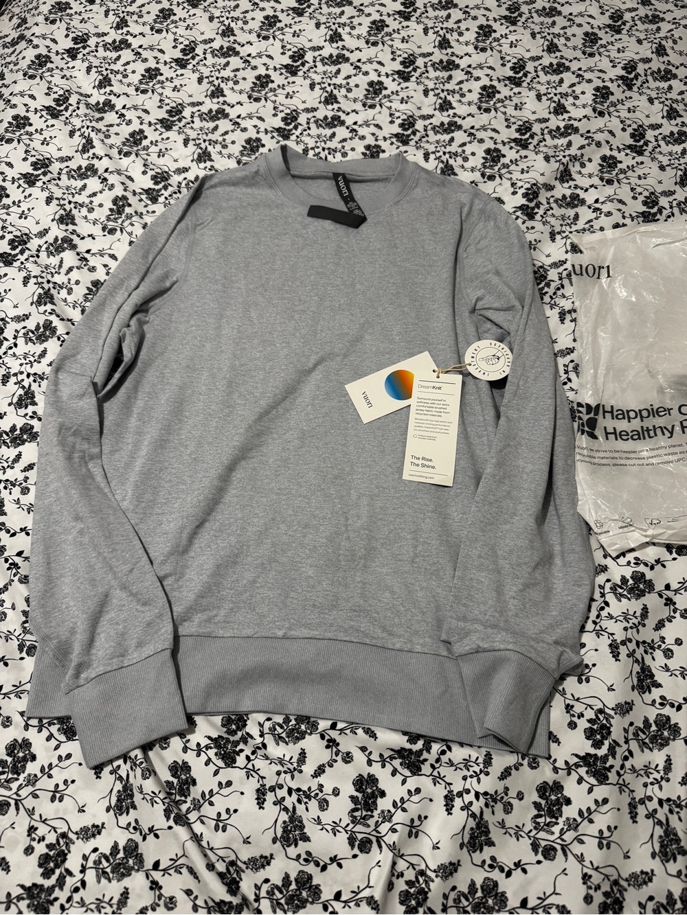 VUORI men’s long sleeve color grey